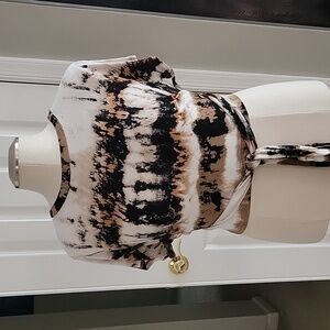 Tan, black and white short sleeve top with ties and pants xl